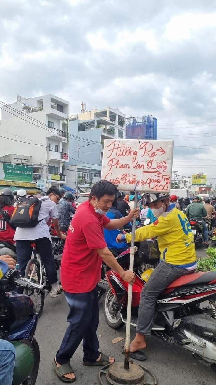 Ảnh vui 18-1: Tiệm hớt tóc ngày cận Tết đông dữ thần?! - Ảnh 4.