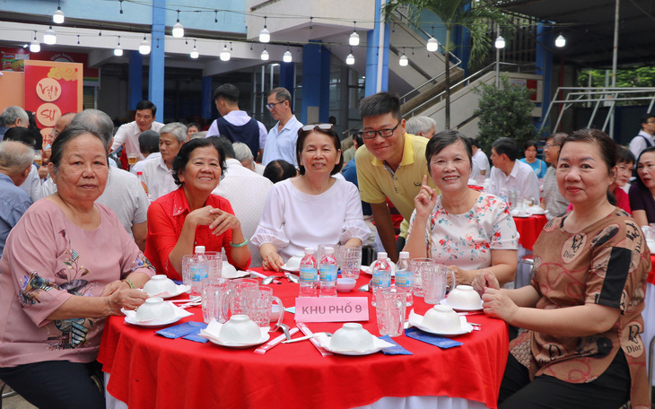 Chủ tịch HĐND TP.HCM: Ngày hội “Xuân đoàn kết - Tết nghĩa tình” gắn kết tình làng nghĩa xóm   - Ảnh 5.