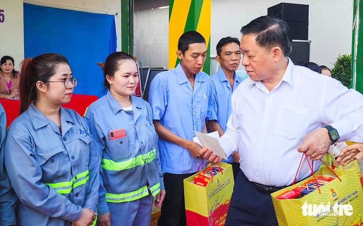 Trưởng Ban Tuyên giáo Trung ương thăm, tặng quà Tết tại Tiền Giang - Ảnh 1.