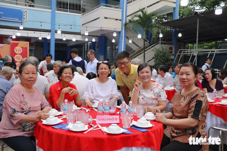 TP.HCM: Bữa cơm “Xuân đoàn kết, Tết nghĩa tình” với hơn 800 người dân tham dự  - Ảnh 3.