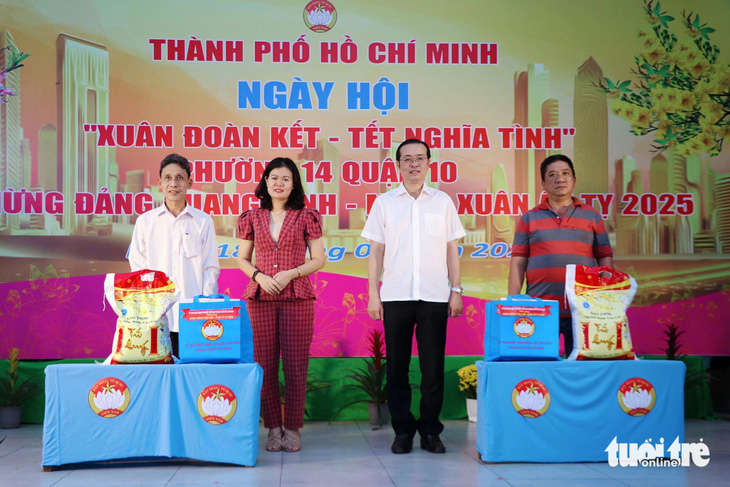 TP.HCM: Một phường tổ chức bữa cơm Tết nghĩa tình với hơn 800 người dân tham dự - Ảnh 5.