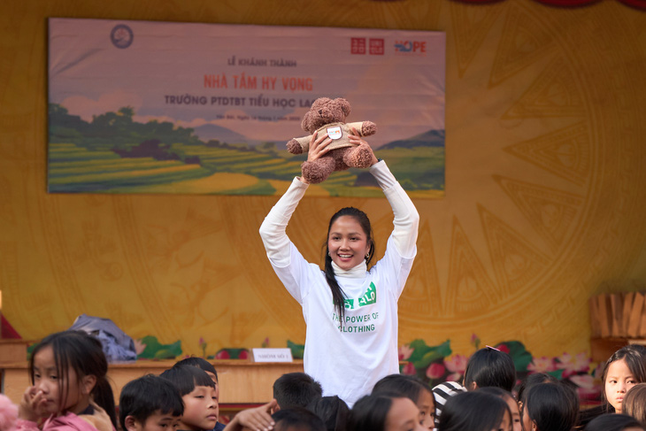 H'Hen Niên khánh thành điểm trường mới, nhà tắm mới cho học sinh Mù Cang Chải - Ảnh 7.