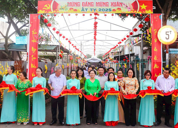 Chủ tịch HĐND TP.HCM: Ngày hội 'Xuân đoàn kết - Tết nghĩa tình' gắn kết tình làng nghĩa xóm - Ảnh 1.