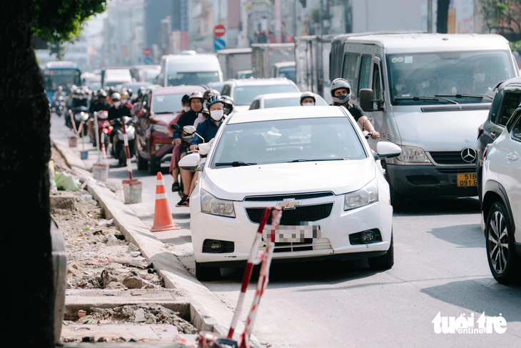 Ô tô tranh nhau lấn làn xe máy, ùn tắc càng nghiêm trọng - Ảnh 3.