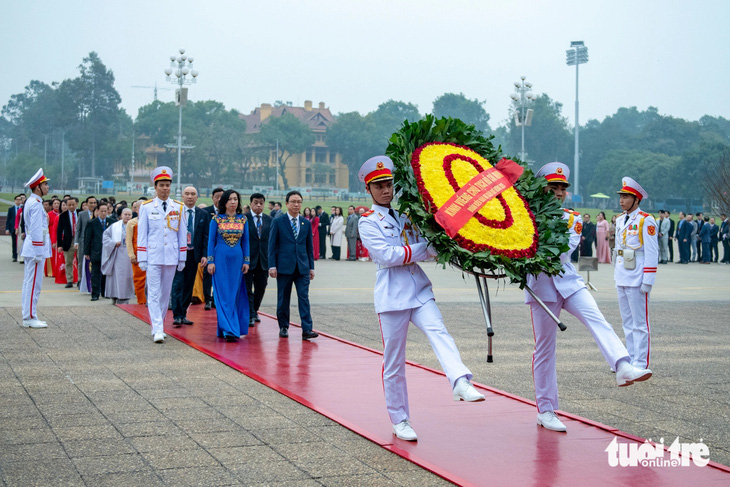 Chủ tịch nước và Phu nhân cùng kiều bào thả cá chép tiễn ông Công, ông Táo - Ảnh 3.