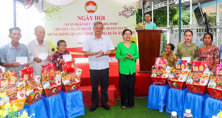 Chủ tịch HĐND TP.HCM: Ngày hội 'Xuân đoàn kết - Tết nghĩa tình' gắn kết tình làng nghĩa xóm - Ảnh 2.