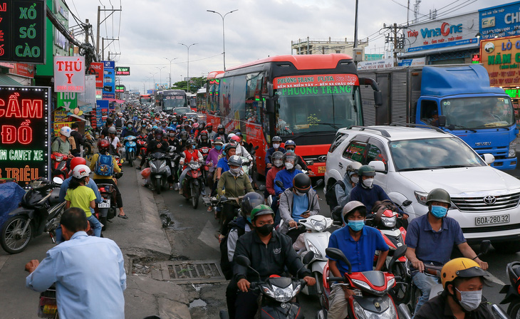 Tranh luận về mặc định được rẽ phải: 'Trước tiên phải có chỗ cho xe đi' - Ảnh 1.