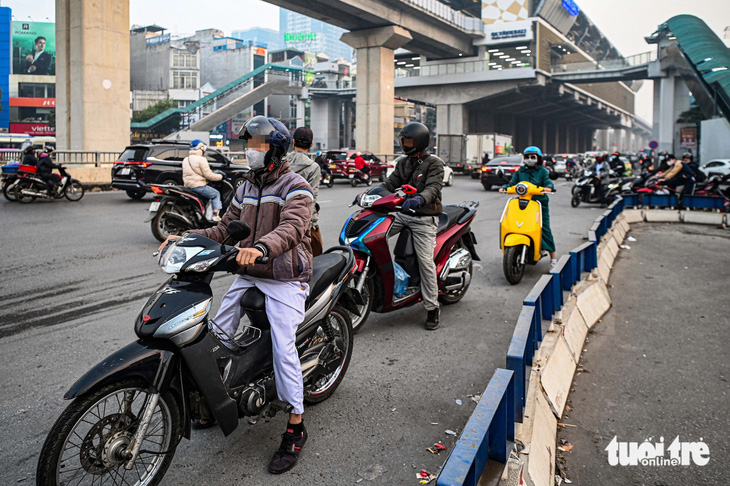 Vượt đèn đỏ, cô gái ở Hà Nội bật khóc khi nghe cảnh sát thông báo lỗi và mức phạt - Ảnh 11.