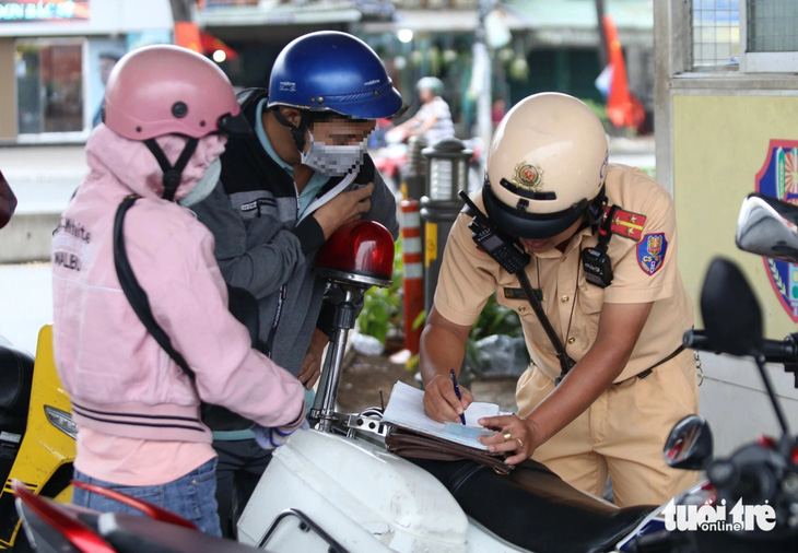 Tăng mức phạt giao thông: 'Đi trên đường thấy mọi người chạy xe cẩn thận hơn' - Ảnh 1.