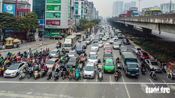 Nút giao Thanh Xuân vẫn kẹt cứng sau 2 ngày phân luồng lại, xe cộ tràn lên vỉa hè - Ảnh 4.