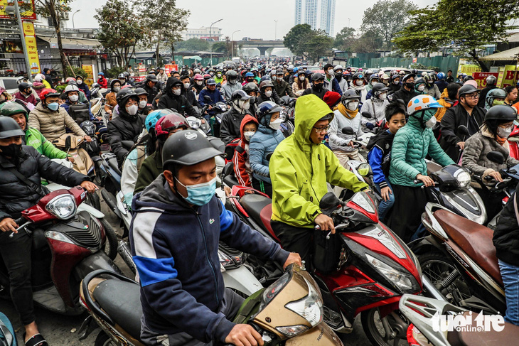 Nút giao Thanh Xuân vẫn kẹt cứng sau 2 ngày phân luồng lại, xe cộ tràn lên vỉa hè - Ảnh 7.