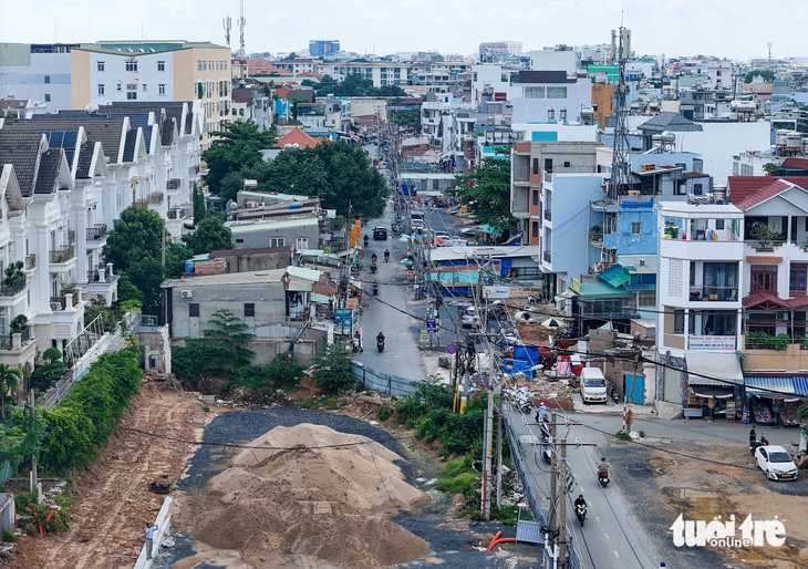 Đường nối Trần Quốc Hoàn và Dương Quảng Hàm chỉ thông xe ‘một nửa’, vì sao?  - Ảnh 4.