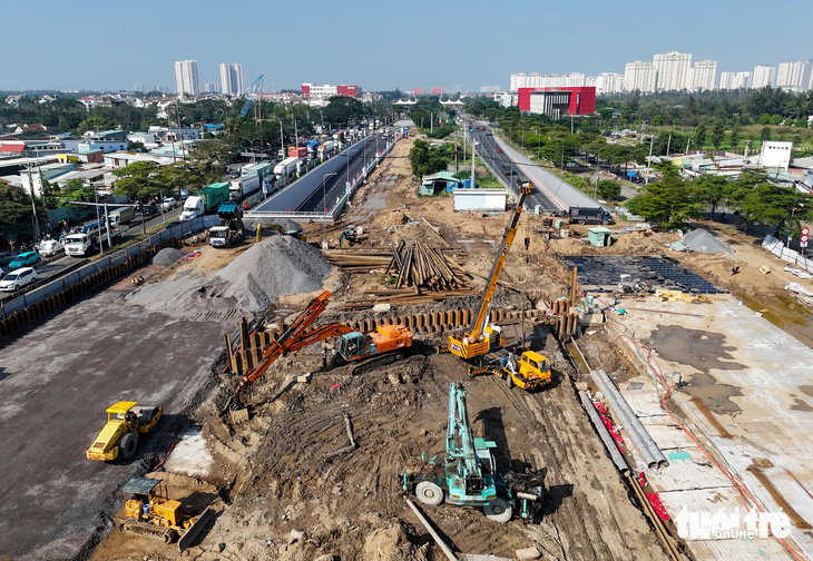 Nút giao Nguyễn Văn Linh - Nguyễn Hữu Thọ được trả lại toàn bộ lối đi gần một năm 'đóng cửa' - Ảnh 1.