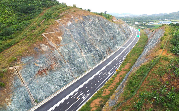 Đèn tín hiệu giao thông gây... ùn ứ trên quốc lộ 1 - Ảnh 2.