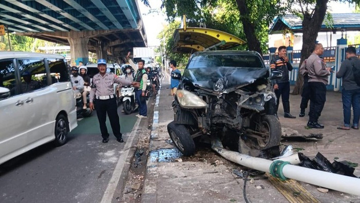 Xe Toyota Avanza 'ma' gây tai nạn trên đường cao tốc - Ảnh 1.