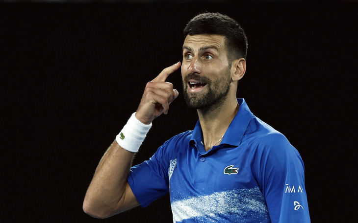 Djokovic bỏ cuộc sau cú đánh hỏng khó tin - Ảnh 3.