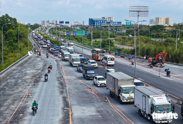 Vì sao cầu Bà Dạt và cầu Giồng Ông Tố 2 hoàn thiện nhưng chưa thể thông xe? - Ảnh 2.