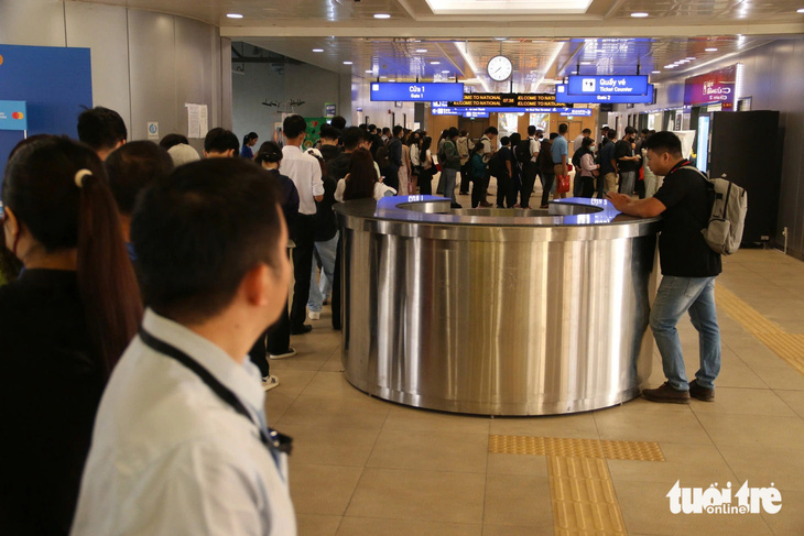 Ngày đầu thu phí đi metro số 1: Khuyến khích thanh toán không tiền mặt để đỡ xếp hàng - Ảnh 3.