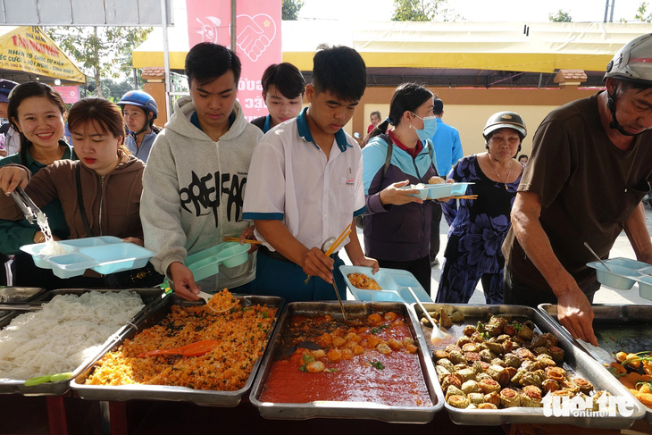 Có chợ nhân ái, tôi ăn Tết đủ đầy hơn - Ảnh 5.