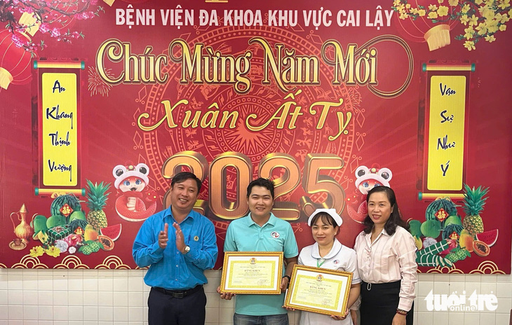 Khen thưởng nữ điều dưỡng kịp thời cứu sống một phụ nữ bị tai nạn nằm bất tỉnh trên đường - Ảnh 1.