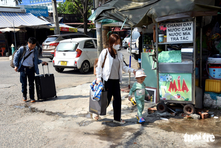 Ấm áp Chuyến tàu Công đoàn - Xuân 2025 đưa công nhân và người thân về quê đón Tết - Ảnh 1.