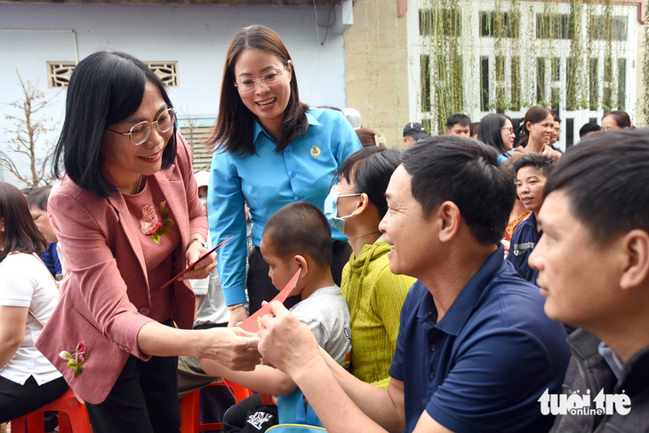 Ấm áp Chuyến tàu Công đoàn - Xuân 2025 đưa công nhân và người thân về quê đón Tết - Ảnh 4.