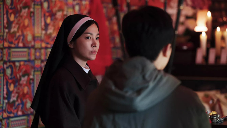 Song Hye Kyo tập hút thuốc, học nói tục để đóng Dark Nuns - Ảnh 3.