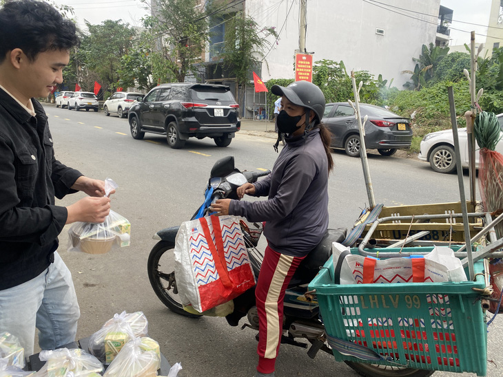 Những quầy cơm 0 đồng nóng sốt bên đường phố Đà Nẵng dịp cuối năm - Ảnh 3.