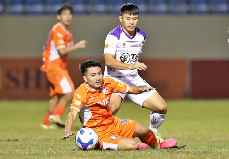 CLB SHB Đà Nẵng nguy cơ rớt hạng V-League: Làm bóng đá kiểu... 'lạ lùng' - Ảnh 1.