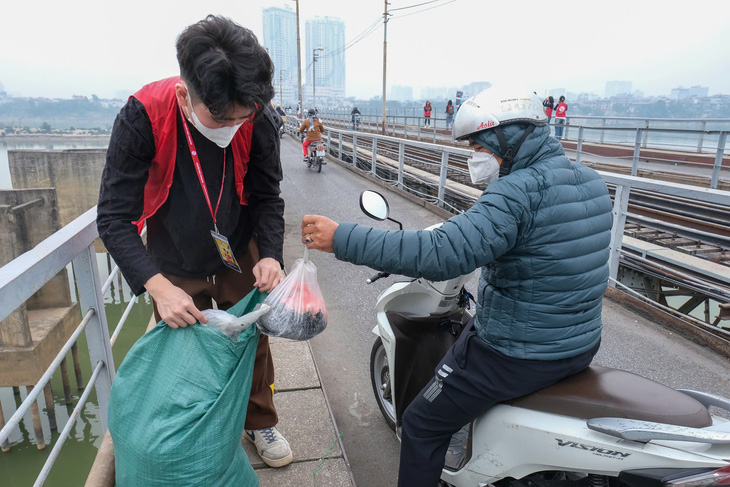 Thả cá koi tiễn Táo quân, không thả bao ni lông - Ảnh 5.