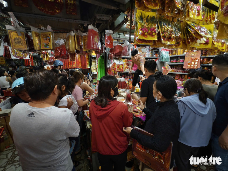 Tiểu thương bán đồ ông Công, ông Táo rầu rĩ vì ế ẩm - Ảnh 5.