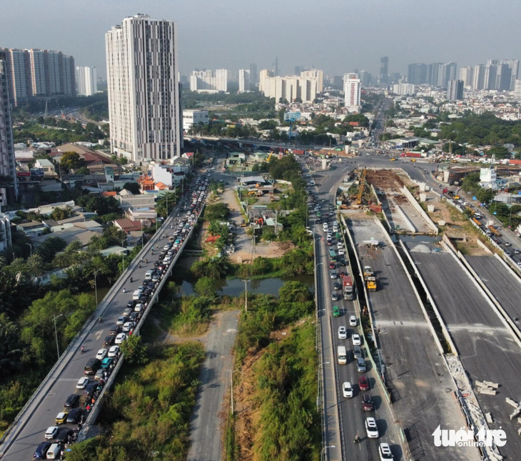 Cháy xe, tai nạn trên cao tốc TP.HCM - Long Thành - Dầu Giây, kẹt dài hàng chục km tới nút An Phú - Ảnh 5.