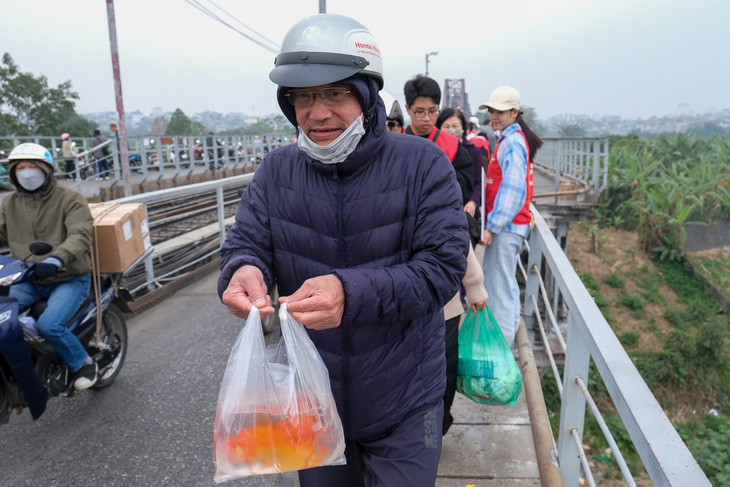 Thả cá koi tiễn Táo quân, mong năm mới bình an, may mắn - Ảnh 1.