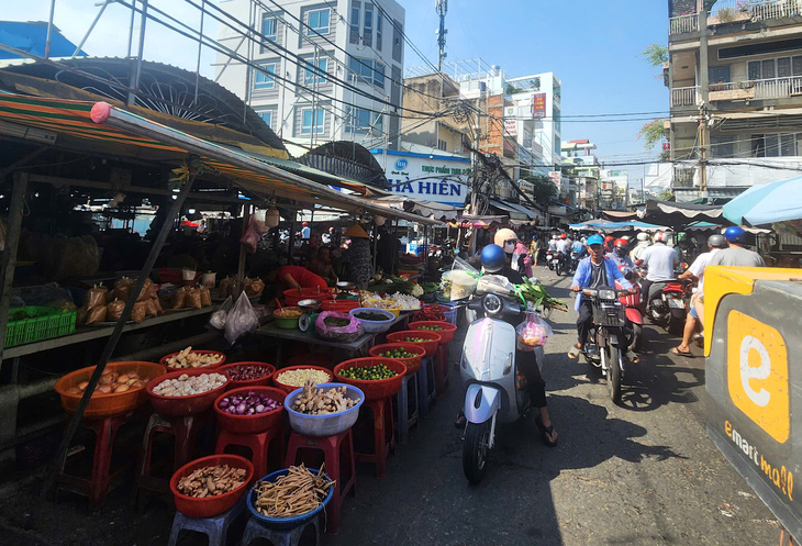 Tấp nập mua đồ lễ ngày ông Táo về trời - Ảnh 1.