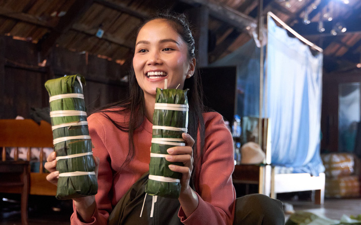 Khách Tây ngồi gói bánh chưng, bánh Tét, bạn trẻ Việt khen '10 điểm không có nhưng' - Ảnh 8.