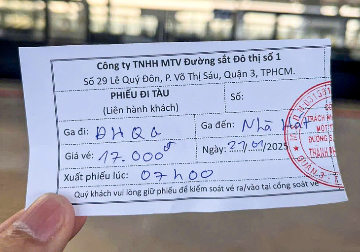 Metro số 1 ngày đầu thu tiền: Lượng khách đông hơn dự kiến - Ảnh 1.