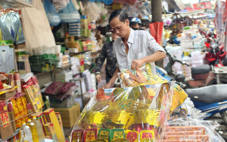 Cá chép, đồ cúng ông công ông táo được 'săn đón', khách không ngại chi tiền triệu mua hàng - Ảnh 6.