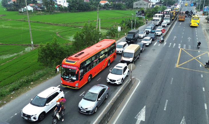 Số giây đèn xanh ngắn, quốc lộ 1 qua Khánh Hòa ùn ứ - Ảnh 2.