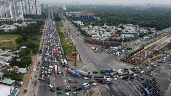 Kẹt xe trên cao tốc Phan Thiết - Dầu Giây từ 4h sáng, kéo dài ra cao tốc TP.HCM - Long Thành - Ảnh 3.