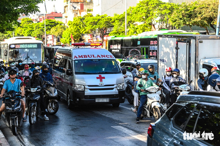 Làm sao nhường đường cho xe cứu thương mà không vượt đèn đỏ? - Ảnh 1.