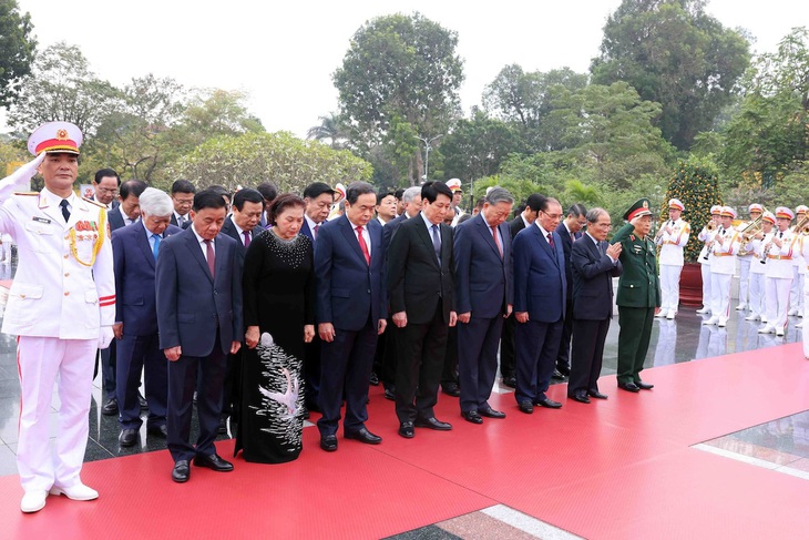 Lãnh đạo Đảng, Nhà nước vào Lăng viếng Chủ tịch Hồ Chí Minh - Ảnh 3.