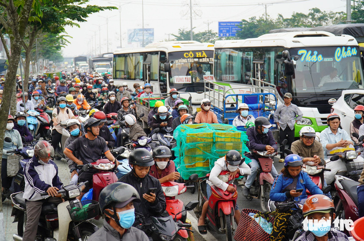 Ô tô, xe máy chen chúc qua cầu Rạch Miễu từ sáng sớm - Ảnh 1.