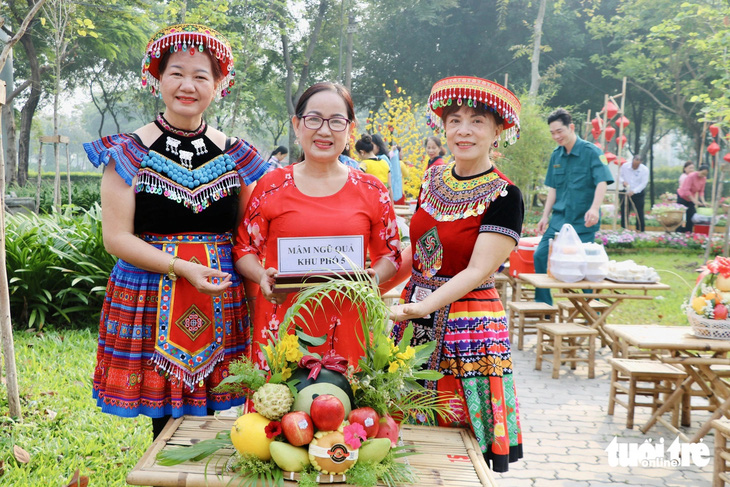 Phó bí thư Thành ủy TP.HCM Nguyễn Phước Lộc dạo phố xuân, gói bánh cùng người dân Thủ Đức - Ảnh 2.