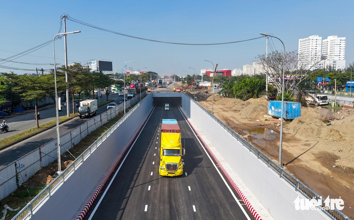 Nút giao Nguyễn Văn Linh - Nguyễn Hữu Thọ đã tháo toàn bộ rào chắn - Ảnh 1.