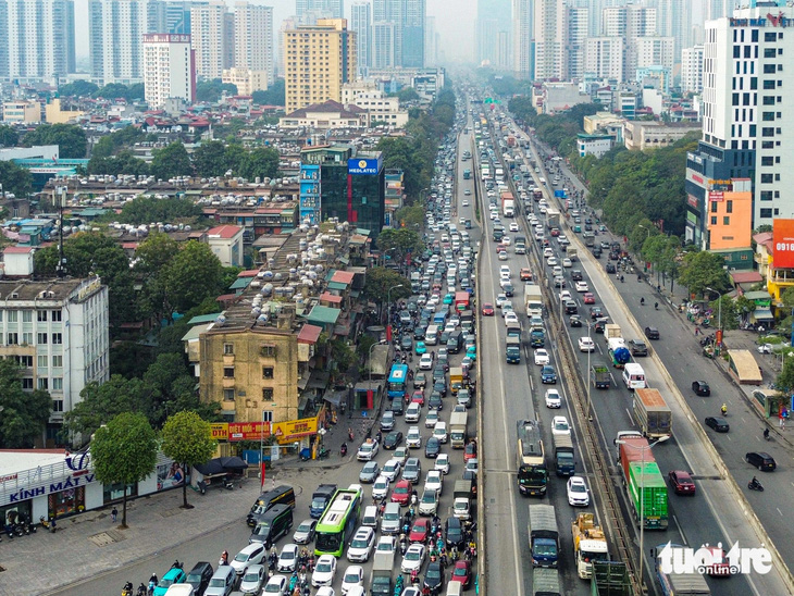 Người dân ùn ùn rời Hà Nội nghỉ Tết, cảnh sát giao thông dùng mô tô đặc chủng chống ùn tắc - Ảnh 1.