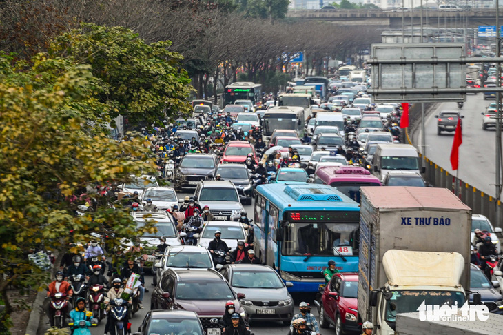 Người dân ùn ùn rời Hà Nội nghỉ Tết, cảnh sát giao thông dùng mô tô đặc chủng chống ùn tắc - Ảnh 3.