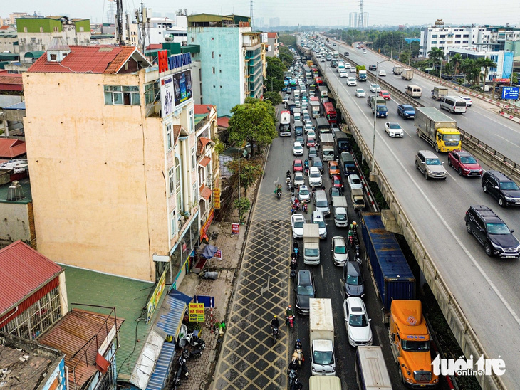 Người dân ùn ùn rời Hà Nội nghỉ Tết, cảnh sát giao thông dùng mô tô đặc chủng chống ùn tắc - Ảnh 16.