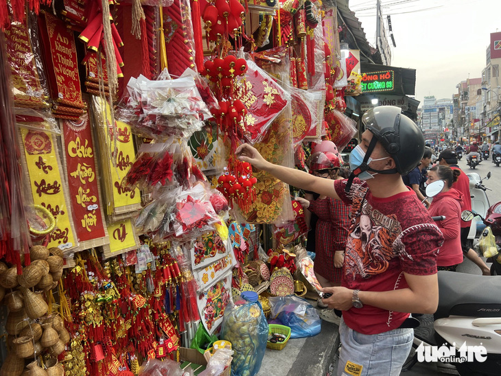 Có thưởng Tết nhưng có người vẫn nén lòng chọn ăn Tết xa quê - Ảnh 2.