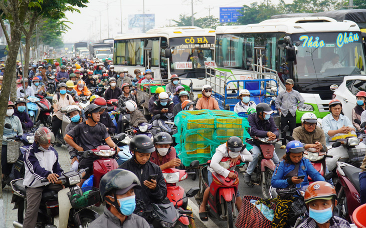 Gặp nạn trên cầu Rạch Miễu, một người tử vong khi đang trên đường về quê đón tết   - Ảnh 2.