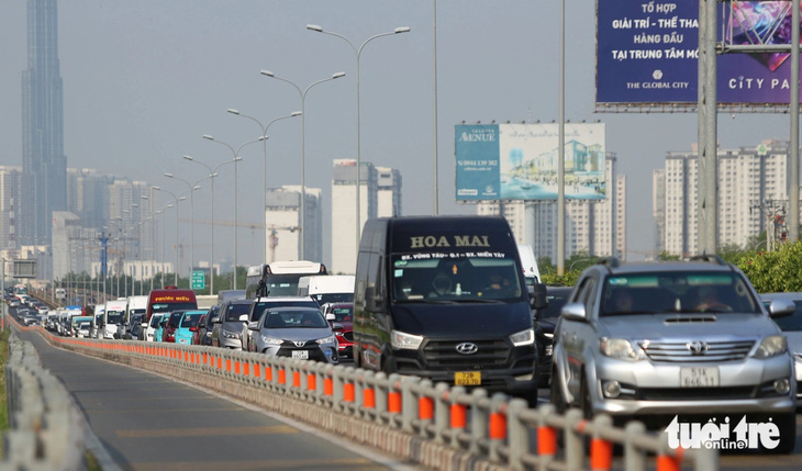 Hàng ngàn xe nhích từng chút từ nút giao An Phú tới trạm thu phí Long Phước lên cao tốc - Ảnh 5.